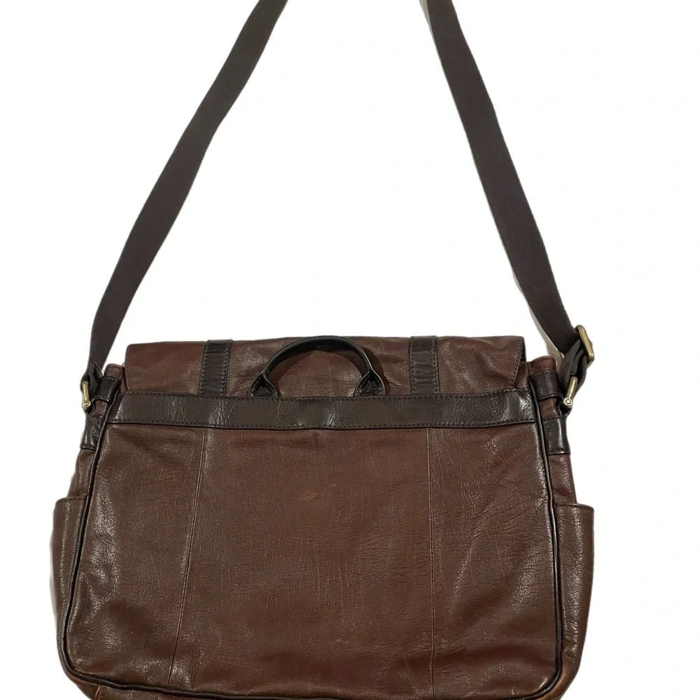 Fossil leather messenger bag in brown and black brass hardware. O